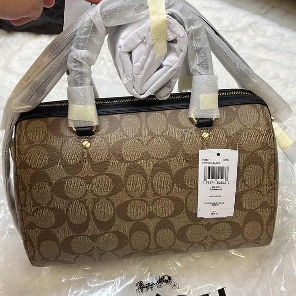 Coach Rowan - Picture 2 of 3